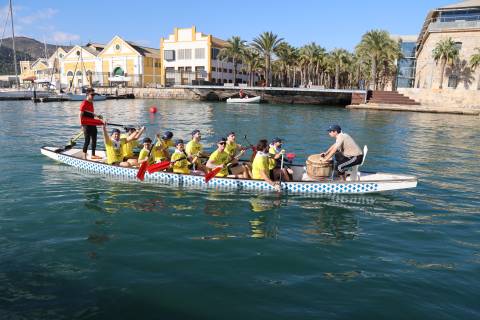 Los ganadores, de amarillo, sobrepasando a sus rivales en la final.