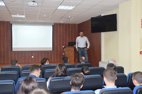 Arturo Verdú pronunciando su charla en la Escuela de Minas