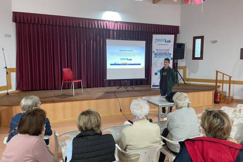 Iván Martínez, del TRUST Lab, durante la charla.