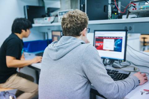 Estudiantes en un laboratorio de la Escuela de Telecomunicación.