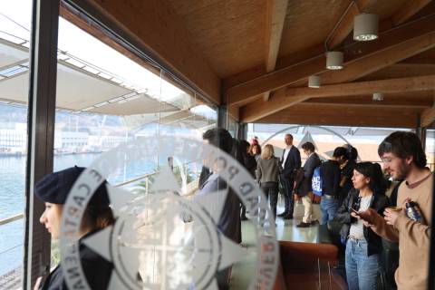 Estudiantes iberoamericanos becados por la Fundación Carolina, observando junto al Rector, las vistas al puerto desde el CIM.