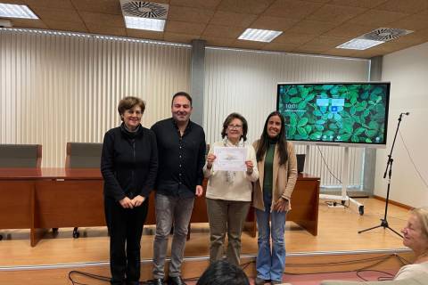 Stella Moreno, Francisco Javier Rodríguez, María Dolores Galera, con el diploma de su premio, y Estefanía Sánchez.