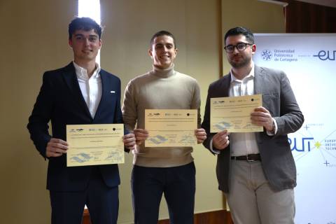 Los tres ganadores de los premios con sus diplomas.