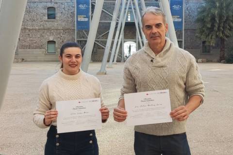 La alumna y el profesor con el diploma del premio recibido.