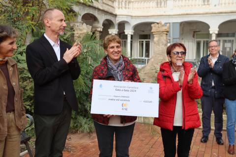 El Rector aplaude tras la entrega del cheque a las cooperantes del proyecto.