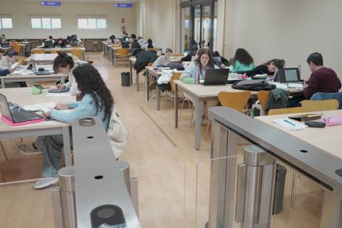 Nueva sala de estudio en el CRAI Biblioteca de Alfonso XIII, con el torno de acceso en primer plano.