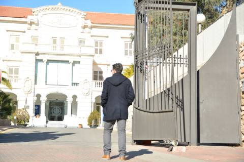 Un estudiante accediendo al Rectorado en invierno.