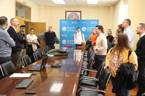 El Rector saludando a los estudiantes antes del inicio de la reunión.