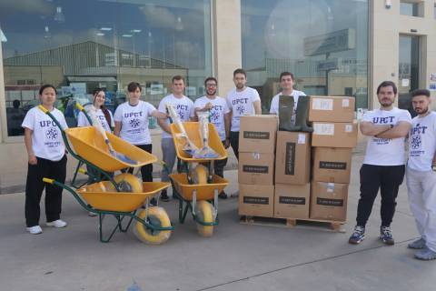 Estudiantes de la UPCT con la primera remesa de material enviado a Valencia.