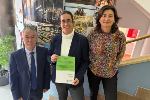 Laura Rasines, con su tesis y junto a sus directores, en la Escuela de Agrónomos de la UPCT.