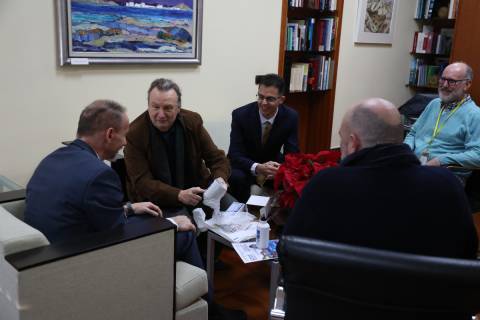 El Rector y Joaquín Roca, junto a los organizadores del encuentro, hoy en la UPCT.