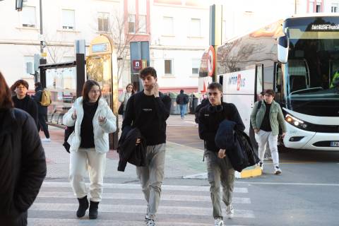 Estudiantes que llegan a Cartagena con el autobús desde Murcia, este miércoles.