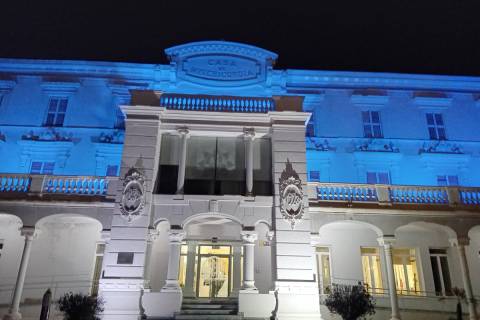 La fachada de Milagrosa, sede de Rectorado, con la iluminación especial en color azul