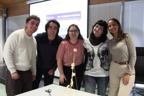 Estudiantes de la UPCT con la torre de espaguetis coronada por una nube de azúcar que realizaron.