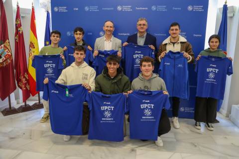 El Rector y el vicerrector, junto con deportistas de alto rendimiento de la UPCT, mostrando las equipaciones.