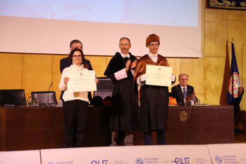 Los dos profesores premiados, mostrando sus diplomas.