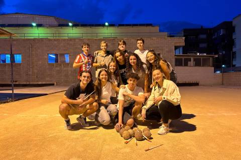 Estudiantes que participaron al inicio del curso en una sesión formativa para aprender a jugar a los bolos cartageneros.