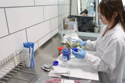 Laura Casas, responsable del laboratorio, realizando análisis a una muestra de carne.