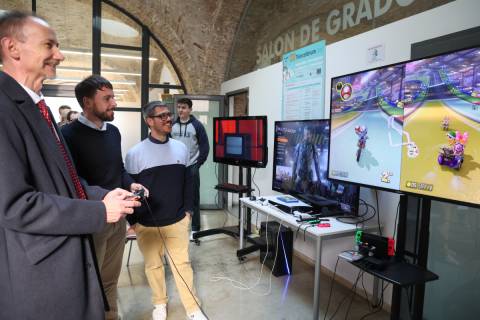 El Rector jugando a Mario Karts con el concejal de Juventud y Deportes, junto a Joaquín Cruces.