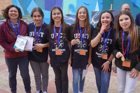 Las alumnas ganadoras, junto a su profesora.