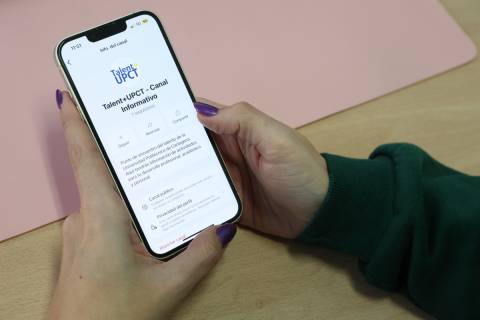 Una usuaria de la comunidad universitaria revisa el canal de whatsapp de Talent+UPCT.