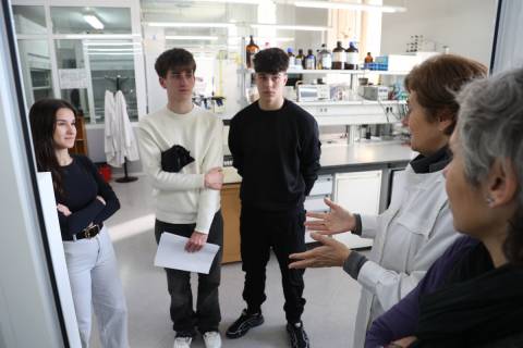 Los tres alumnos escuchando las explicaciones de Stella Moreno, junto a la profesora de su instituto.