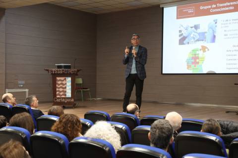 López Nicolás, durante el taller de Ciencia Ciudadana impartido en el salón de actos de la ETSIA.