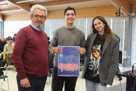 El conferenciante, a la izquierda, junto a los estudiantes que han diseñado el ciclo.