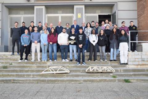 Estudiantes que han participado en el concurso junto a algunos los prototipos que han resistido las pruebas de carga.