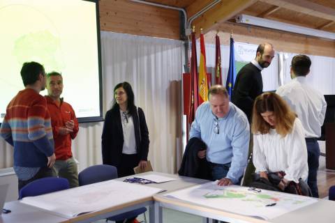 Investigadores del proyecto y ponentes de la jornada observan planos del entorno del Mar Menor.