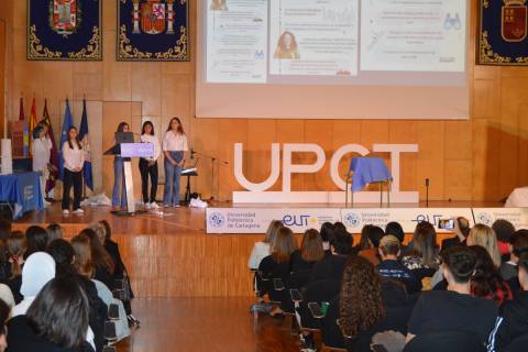 Un grupo de alumnas presentando su trabajo en la edición del año pasado de la iniciativa.