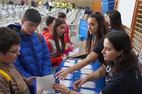 Alumnas de la UPCT informando a participantes en el torneo de ajedrez.