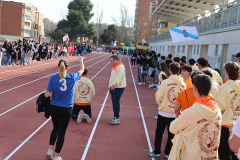 Una alumna de la UPCT celebrando la victoria de su compañera Ángela en la prueba de velocidad.