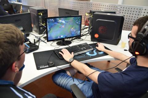 Estudiantes de la UPCT en la Gaming Room.