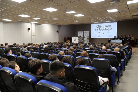 Participantes en la Olimpiada de Geología, durante la presentación del evento.