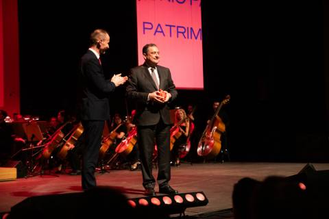 El Rector tras entregar el premio a Juan Carlos Cartagena.