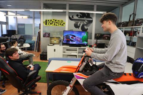 Integrantes de los equipos Moto UPCT y UPCT Esports juegan al Moto GP 24 en la Gaming Room.