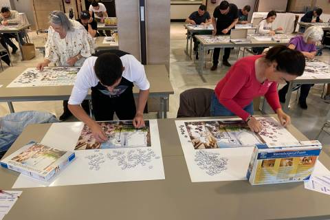 Participantes en un concurso de puzzles.