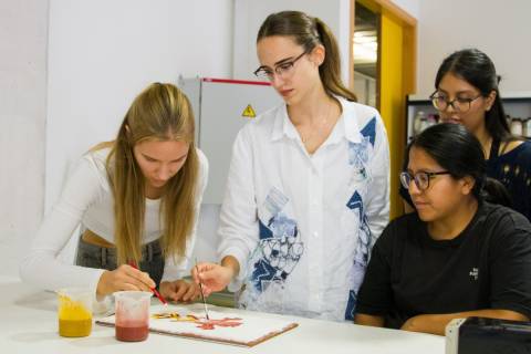 Alumnas de Arquitectura durante el taller.