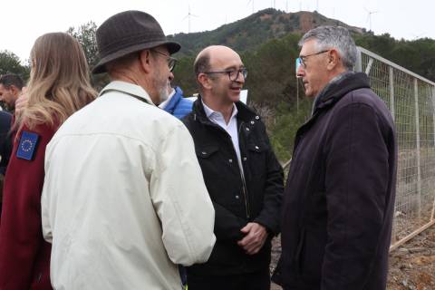 José Antonio Franco y Roque Torres conversan con el presidente de la CHS, Mario Urrea; de espaldas, la vicepresidenta.