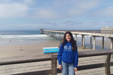 Pilar Morales, en una playa de California.