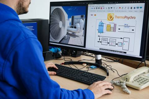 Un usuario utilizando la aplicación ThermoPsychro para diseñar un sistema de aire acondicionado.
