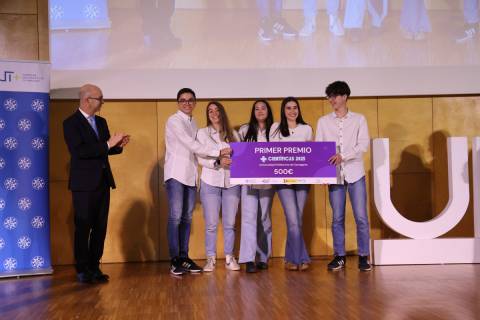 El equipo ganador, junto al vicerrector de Investigación, Roque Torres.