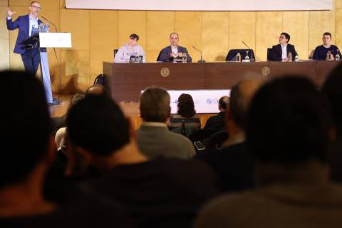 El Rector durante su intervención en el Claustro.