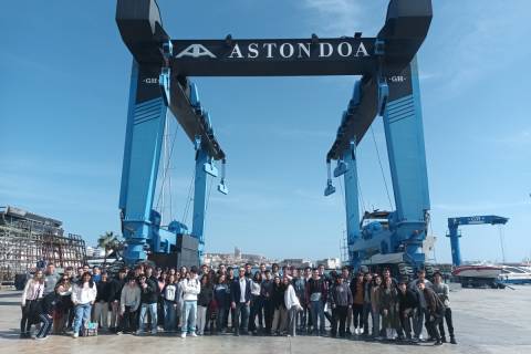 Los estudiantes de la ETSINO, durante la visita al astillero en Santa Pola.