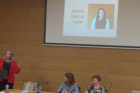 Josefina García León durante su charla en el Teatro Romano.