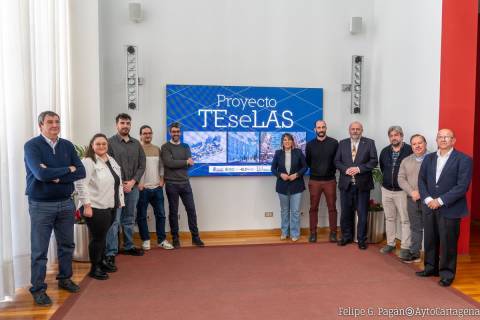 Los investigadores junto a responsables del Ayuntamiento durante la presentación del proyecto.