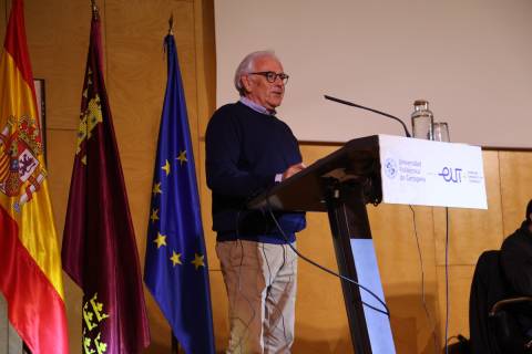 Andrés Perales, durante la sesión del Claustro.