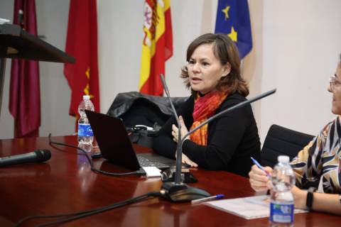 Paulina Bánfalvi exponiendo sus ideas sobre cómo desarrollar el talento.