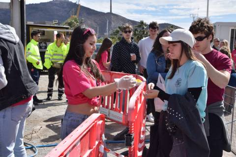 Una alumna recibiendo un plato de arroz en las Paellas del año pasado.